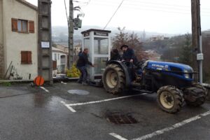 Démontage de l'ancienne cabine téléphonique.
