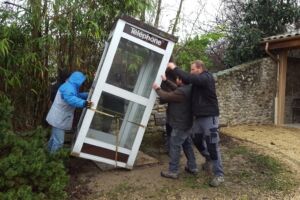 Mise en place de la cabine au Jardin Public.